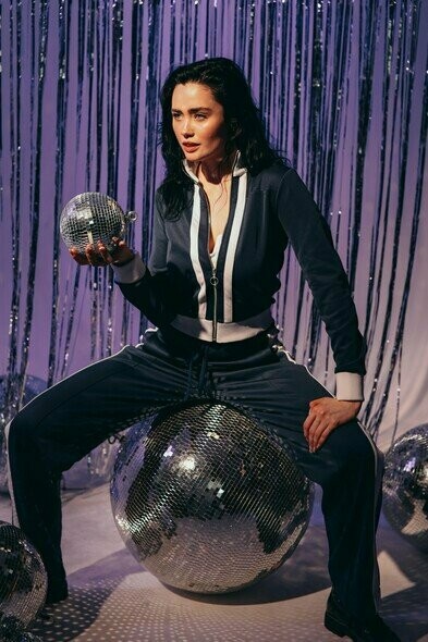 A estética está em volta desse conceito bem jovem e meigo presente na capa do álbum, mas quando vamos para os vídeo clipes, esse toque feminino forte ainda é presente, mas com elementos típicos de um ensino médio de filme americano com a presença de uniformes e trajes mais esportivos que amarram a ambientação do conceito com o público alvo mais juvenil