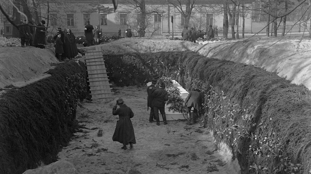 Elsa & Tyyne 1918. Courtesy of The Finnish Museum of Photography