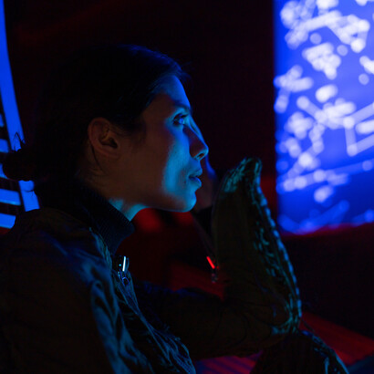 Astronauta usa grande computador programdo em aprendizado de máquina para analisar constelações