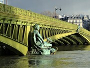"El puente Mirabeau mira pasar el Sena. /         
Viene la noche suena la hora. /          
y los días se alejan /         
y aquí me dejan. /        

(Apollinaire). 
Puente Mirabeau, París, Francia