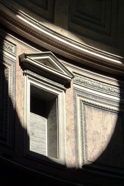 Luce dell'oculus. Questa apertura svolge un ruolo essenziale nel rapporto tra il Pantheon e il mausoleo perché i raggi del sole entrando da lì creano un cerchio di luce che a seconda dei giorni e delle stagioni si sposta dalla cupola al pavimento ma sempre nelle vicinanze del portale d’ingresso. Roma, Italia