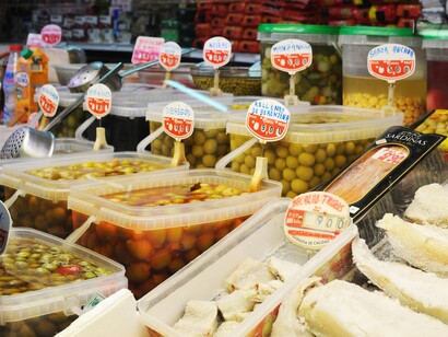 Madrid. Venta de aceitunas en el Mercado de San Fernando