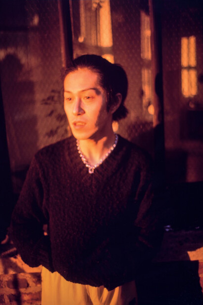 Nan Goldin (born in 1953), Inoue in the Light of My Apartment, NYC, 1996. MMFA, gift of the Lazare family collection. © Nan Goldin, courtesy Matthew Marks Gallery.