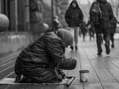 Una mendiga a la puerta de una iglesia, Barcelona (fotografía de Paco Cerezo)