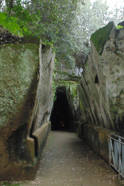 Las tramas geométricas se desdibujan en pasajes, escaleras, patios y umbrales. Pozzuoli, 2014, ciudad metropolitana de Nápoles, Italia