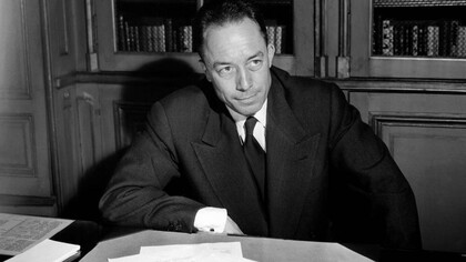 Albert Camus en su estudio