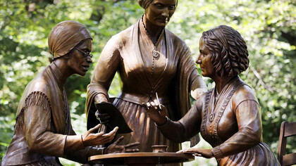 Meredith Bergmann, *Women’s Rights Pioneers Monument*,  2020,  Central Park, Nueva York, EE.UU