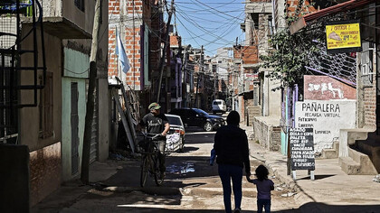 Une femme et son enfant dans un quartier de Buenos Aires © AFP/Ronaldo Schemidt