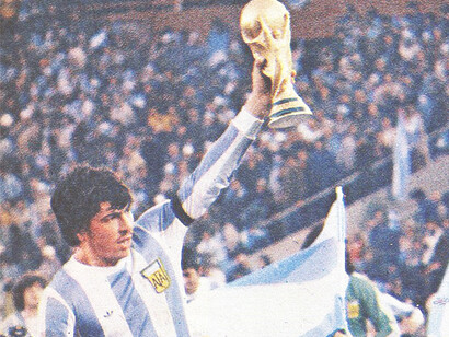 Il capitano della nazionale argentina Daniel Passarella con in mano il trofeo della Coppa del Mondo FIFA nel 1978