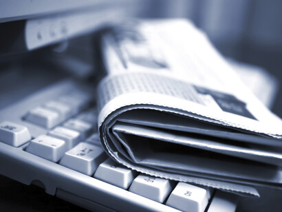 Un periódico sobre un teclado