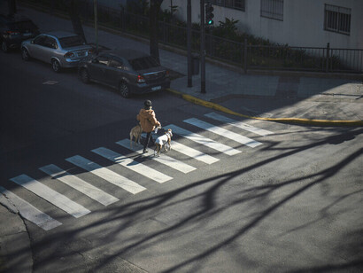 Un piéton traverse un passage piéton, illustrant les conséquences du manque de carburant à Bamako, où la mobilité devient difficile, même pour les déplacements quotidiens