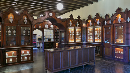 Palacio de Villavicencio, Alcázar de Jerez de la Frontera. Antigua farmacia municipal ubicada en el Hospital Municipal (1841), con funciones de beneficencia, 11 diciembre 2021, Jerez de la Frontera, España
	