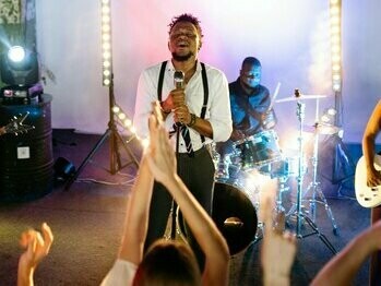 Apresentação de banda. A música feita com banda propõe aos ouvintes uma experiência sonora única