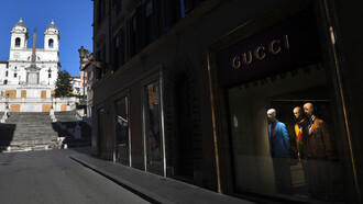 Roma, 18 marzo 2020: tres maniquíes en la vía Condotti, la única presencia surrealista en una zona generalmente muy transitada (Eric Vaudeville/Abaca Press) 