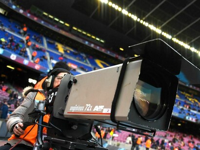 Un cámara de televisión durante un partido en el Camp Nou de Barcelona