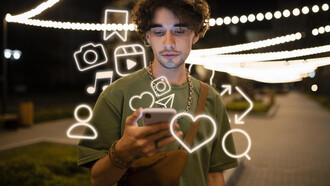 O protagonismo, sutil e onipresente, recai sobre os algoritmos das redes sociais. Eles nos entregam um fluxo incessante de mensagens, imagens e vídeos, selecionados a dedo para capturar e reter nossa atenção. É como se um curador invisível estivesse constantemente adaptando a galeria de arte que é o nosso feed, escolhendo as obras que mais nos agradam, nos surpreendem ou nos instigam