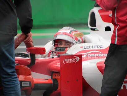 Dopo una stagione straordinaria nel suo primo anno con la Ferrari, la Scuderia ha deciso di legare Leclerc per il futuro, firmando un contratto a lungo termine fino al 2024. Questo rinnovo ha indicato chiaramente la fiducia del team nel giovane pilota monegasco come futuro campione e leader della squadra