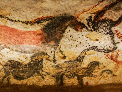 La grotte de Lascaux, Montignac-Lascaux. La salle des taureaux est la salle la plus impressionnante de la grotte avec de nombreux animaux représentés