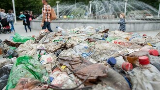 Plastic Food, installazione di land art di Potsy