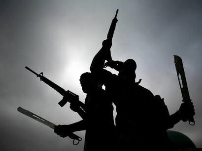 Siluetas de terroristas yihadistas