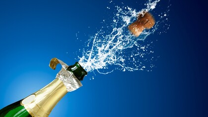 El tapón de una botella de champagne sale despedido