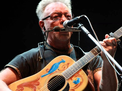 En los encuentros musicales de León gieco con figuras como Mercedes Sosa, Charly García o Gustavo Santaolalla, Gieco potenció el cruce entre poesía social y nuevos lenguajes sonoros