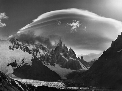 Sebastião Salgado, Un ghiacciaio ai piedi del Cerro Torre, della Torre Egger e della Punta Herron, cime situate in Patagonia al confine tra Cile e Argentina, 2007. Courtesy of Mart