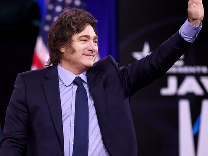 A photograph by Gage Skidmore shows Argentina’s President Javier Milei addressing the 2025 Conservative Political Action Conference (CPAC) at the Gaylord National Resort & Convention Center in National Harbor, Maryland