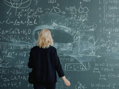 Hija de una madre cubana exiliada y formada en escuelas públicas de Chicago, Sabrina Pasterski construyó desde niña un perfil intelectual extraordinario que la llevó a destacarse como prodigio en matemáticas y física