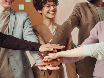 Equipe diversa em empresa. A empatia cria laços de confiança entre lideranças e equipes, promovendo um ambiente onde as pessoas se sentem seguras para compartilhar desafios e são incentivadas a pedir ajuda quando necessário