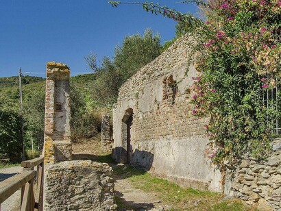 Vista esterna della Necropoli Meridionale - Via Julia Augusta - Albenga (SV) Italy. Monumenti funerari della via Julia Augusta