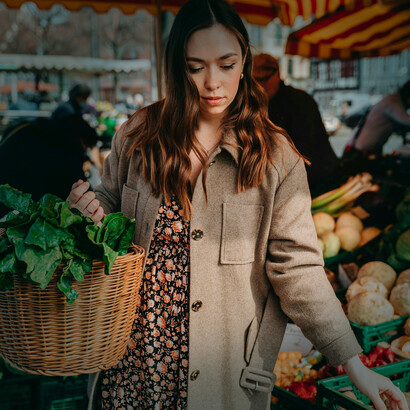 Compra de alimentos orgânicos. Uma das maiores desvantagens dos alimentos orgânicos, quando comparados aos convencionais, é o preço para o consumidor final