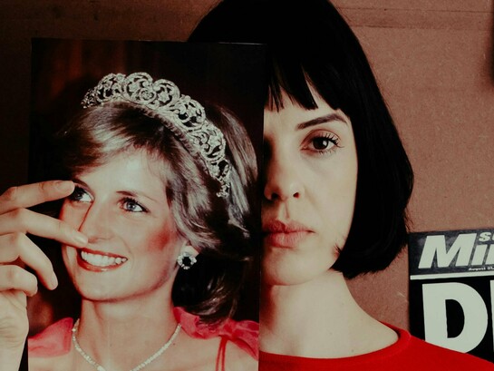 A abordagem introspectiva da obra permite uma leitura crítica sobre a figura feminina em contextos de opressão institucional, especialmente no que diz respeito à saúde mental, à maternidade e à autonomia. Ao retratar o Natal de 1991, o filme expõe os dilemas enfrentados por mulheres que, mesmo em posições de destaque, são silenciadas por estruturas patriarcais. Diana vive entre o desejo de liberdade e o peso da tradição, refletindo uma realidade que ainda afeta muitas mulheres contemporâneas