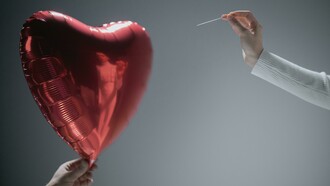 Há uma dor que vem do amor. E não é qualquer dor. É uma dor que atravessa o corpo, mas mora no silêncio.
A dor de quem foi deixado sem explicação. A dor de quem acorda com a ausência digital de alguém — o número bloqueado, o perfil apagado, o vazio nas notificações