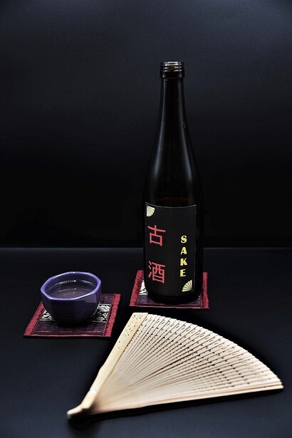 Sake. La temperatura di servizio non influisce sulla capacità del commensale di percepire l'acidità a differenza dei gusti dolci che, vengono meglio riconosciuti a una temperatura prossima a quella corporea