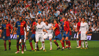 Les joueurs s'affrontent lors du derby Real Madrid-Barça le 2 mai 2009 au légendaire stade de Santiago  Bernabéu à Madrid