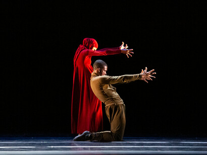 La coreografia contemporanea di Davide Bombana per un'ambientazione moderna di "Romeo e Giulietta"