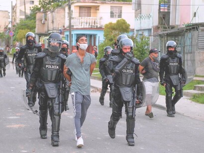 Policía cubana arresta a un manifestante