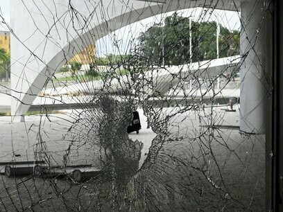 Edifício Sede da Presidência da República Palácio do Planalto sofre depredação nos atos golpistas do dia 08 de janeiro de 2023. O filme mostra esse esforço “de formiguinha”, que normalmente passa despercebido, mas é vital para o funcionamento do país. Ele revela como pessoas comuns, muitas vezes anônimas, sustentam a política e fazem com que uma eleição aconteça