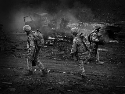 Soldados ucranianos peinan un terreno arrasado por los bombardeos por parte del Ejército ruso