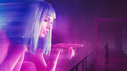 Ana de Armas interpreta a Joi, y Ryan Gosling al Agenta K, en la película 'Blade Runner 2049' (2017)