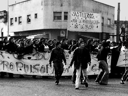 Movilización de trabajadores de Propulsora Siderúrgica en los años 70. La clase trabajadora organizada fue un blanco central de la represión, con sindicatos combativos perseguidos, delegados desaparecidos y fábricas convertidas en centros de detención clandestina