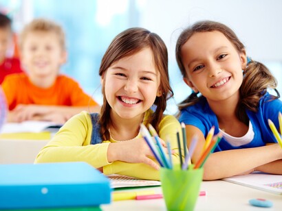 Dos niñas en el colegio
