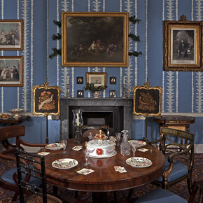 A drawing room in 1830 at Christmas © Chris Ridley
