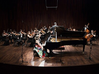 Carles & Sofia acompañados por una orquesta