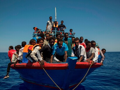 Migranti su un barcone. La cosa fa sorridere è che del centinaio di migranti accettati in Francia ne resteranno pochi, dal momento che in gran parte verranno redistribuiti in altri Paesi