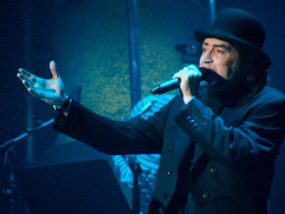 Hubo tiempo para la reflexión y las anécdotas, esas miguitas con las que nos llenamos los bolsillos y luego repartimos con generosidad entre los amigos. Joaquín Sabina durante un concierto de la gira "Vinagre y rosas" el 15/12/2009 en Madrid, España