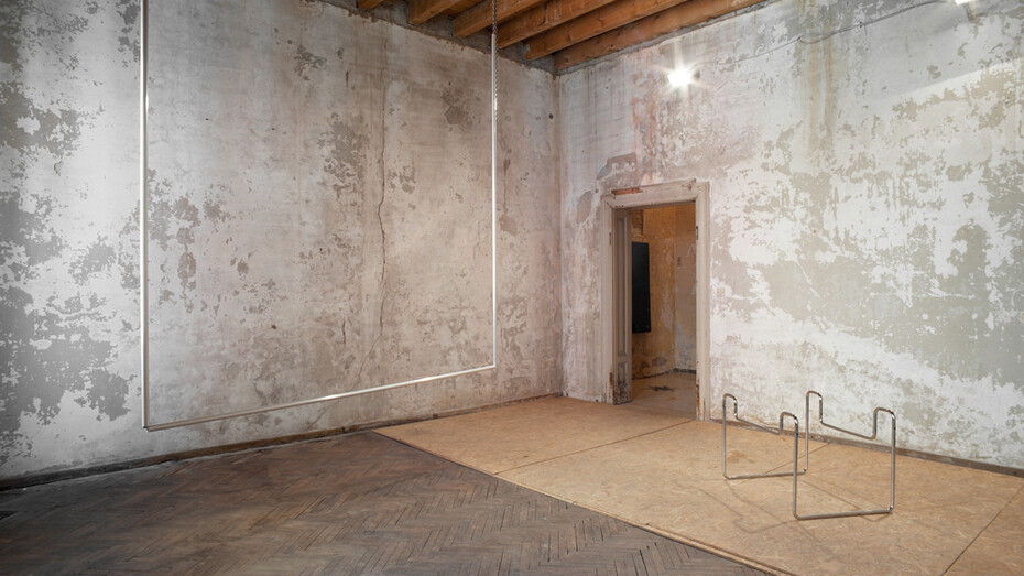 Tobias Hoffknecht, Fete champetre, 2014, catena e alluminio, Untitled, 2014, acciaio, 60 x 80 x 90 cm