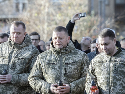 Miembros del Ejército ucraniano rinden honores a un soldado caído en combato en la Guerra de Ucrania y Rusia