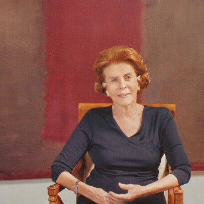 Emily Fisher Landau seduta di fronte a "Untitled" (1958) di Mark Rothko in vendita all'asta di novembre